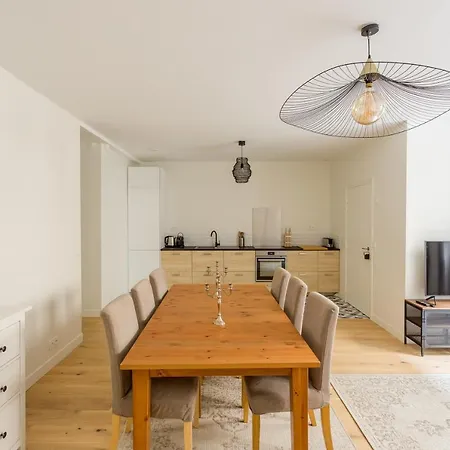 Croissants Et Confitures